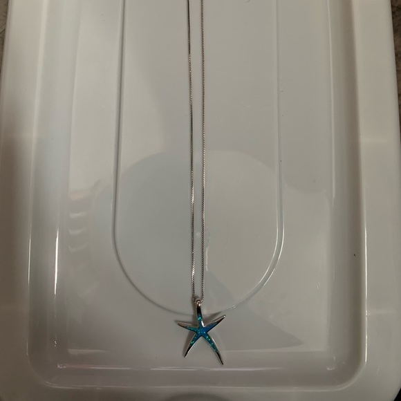Jewelry - NWOT Starfish necklace